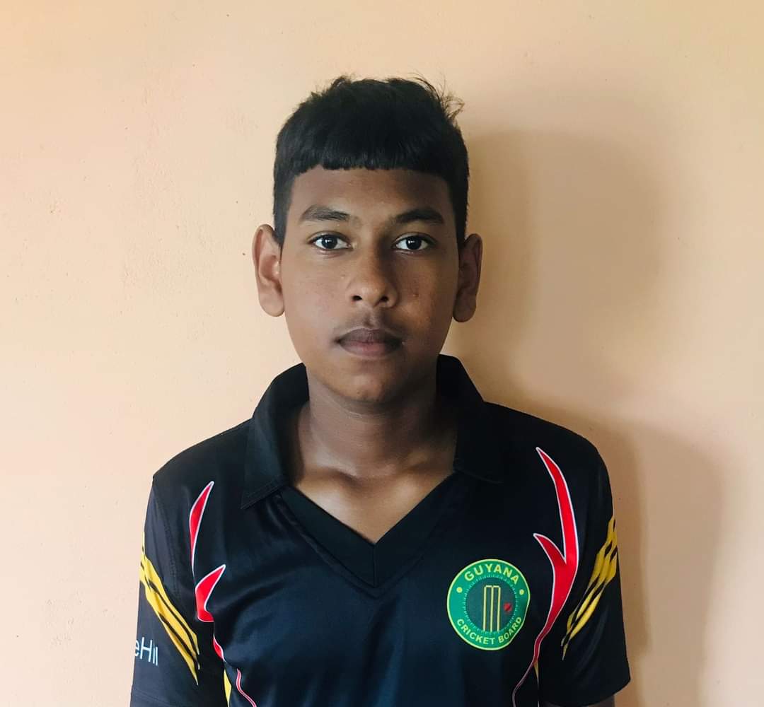 Romario Ramdeholl snared 6 first innings wickets yesterday.
