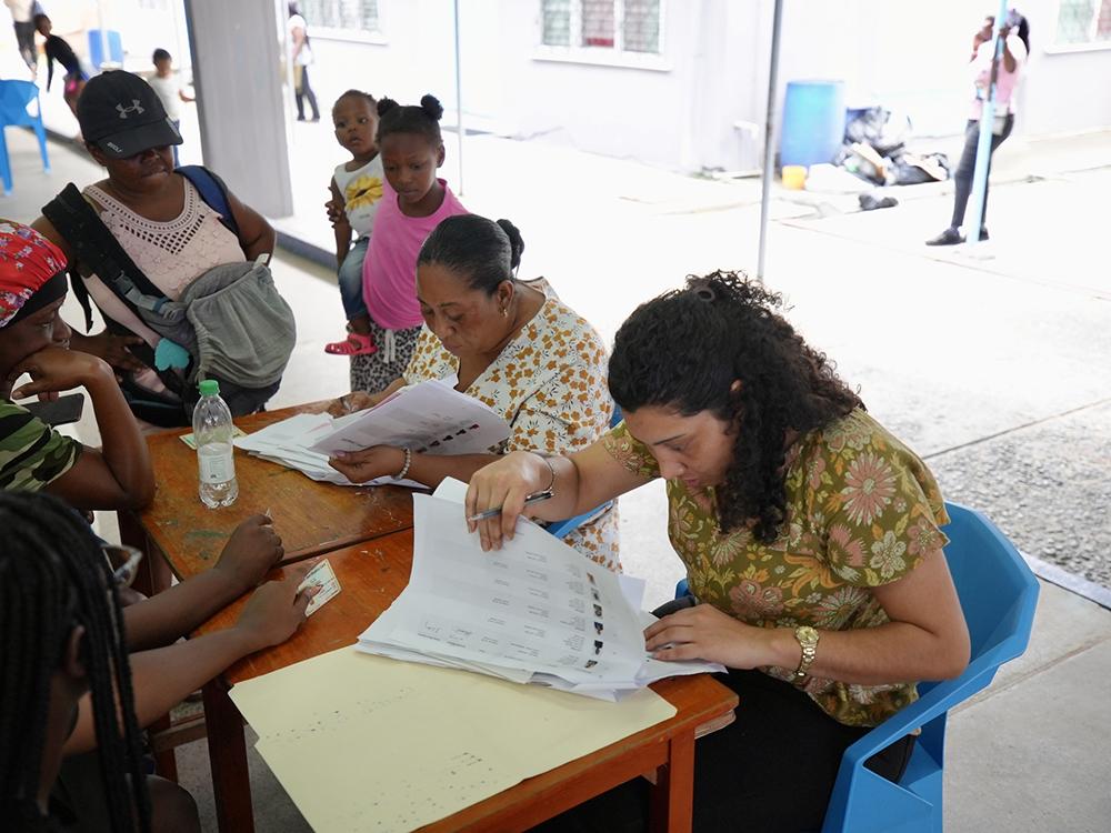 Chaos as teachers join lines for $100K cash grant