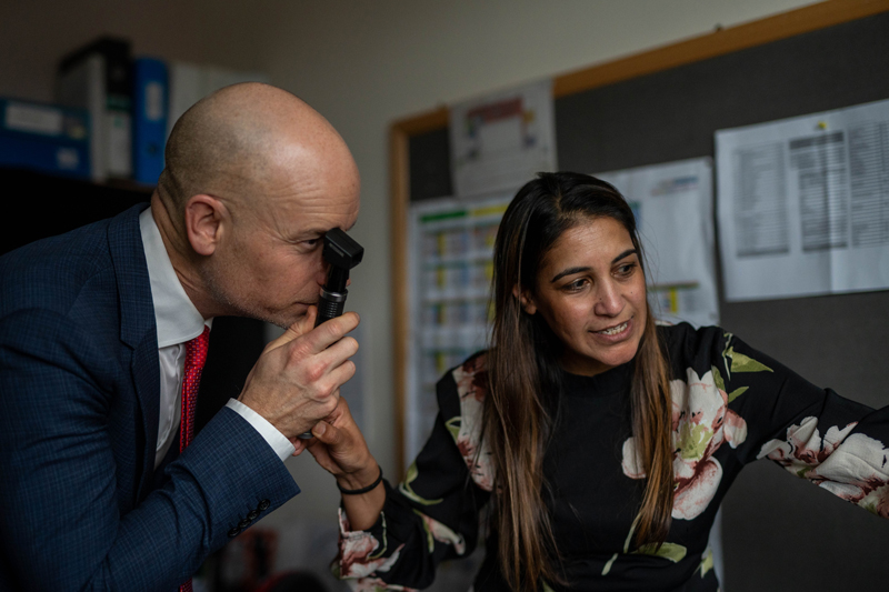 HealthministerStephenKinnockwithretinoscopeinset800px | Schools Week